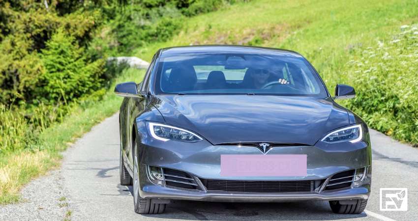 Why-Does-Tesla-Accelerate-Faster-findingev